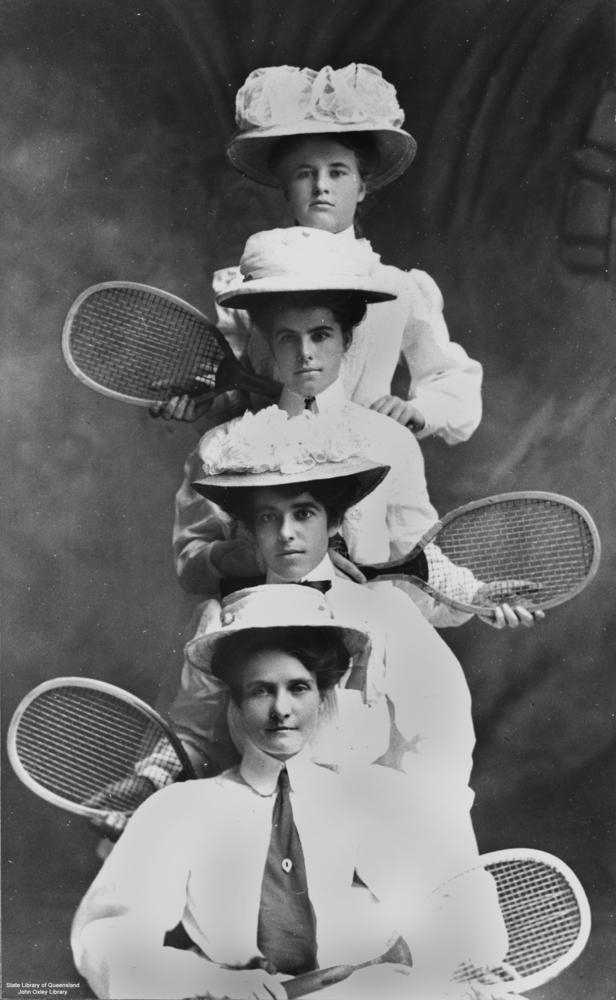 Tenissspielerinnen mit Hüten